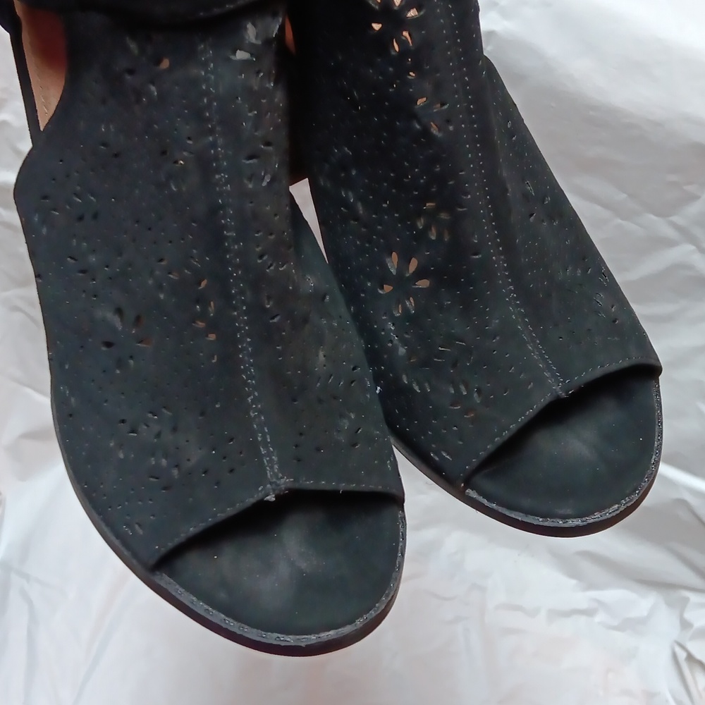 Report Elegant Black Women's Block Heeled Sandals Size 7 - Picture 4 of 12